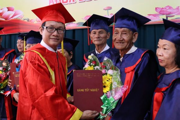 Thầy hiệu trưởng Ths Nguyễn Khắc Thương và "sinh viên cao tuổi nhất"